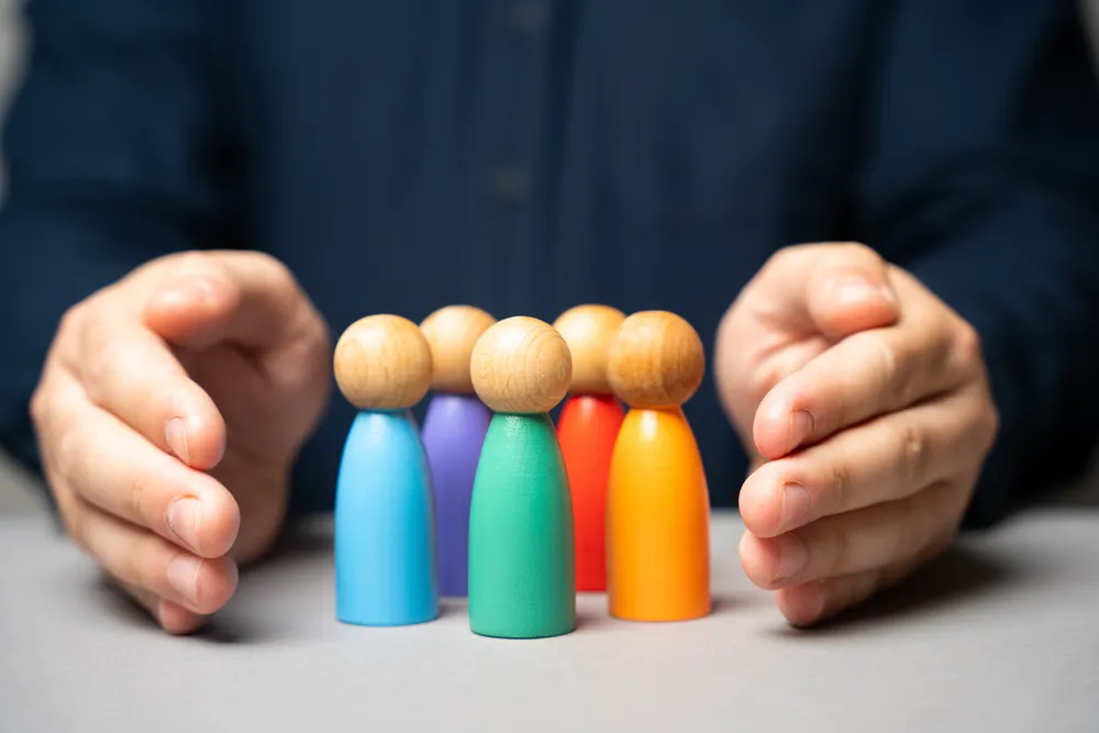 Bunte Holzfiguren in einer Reihe zeigen Vielfalt